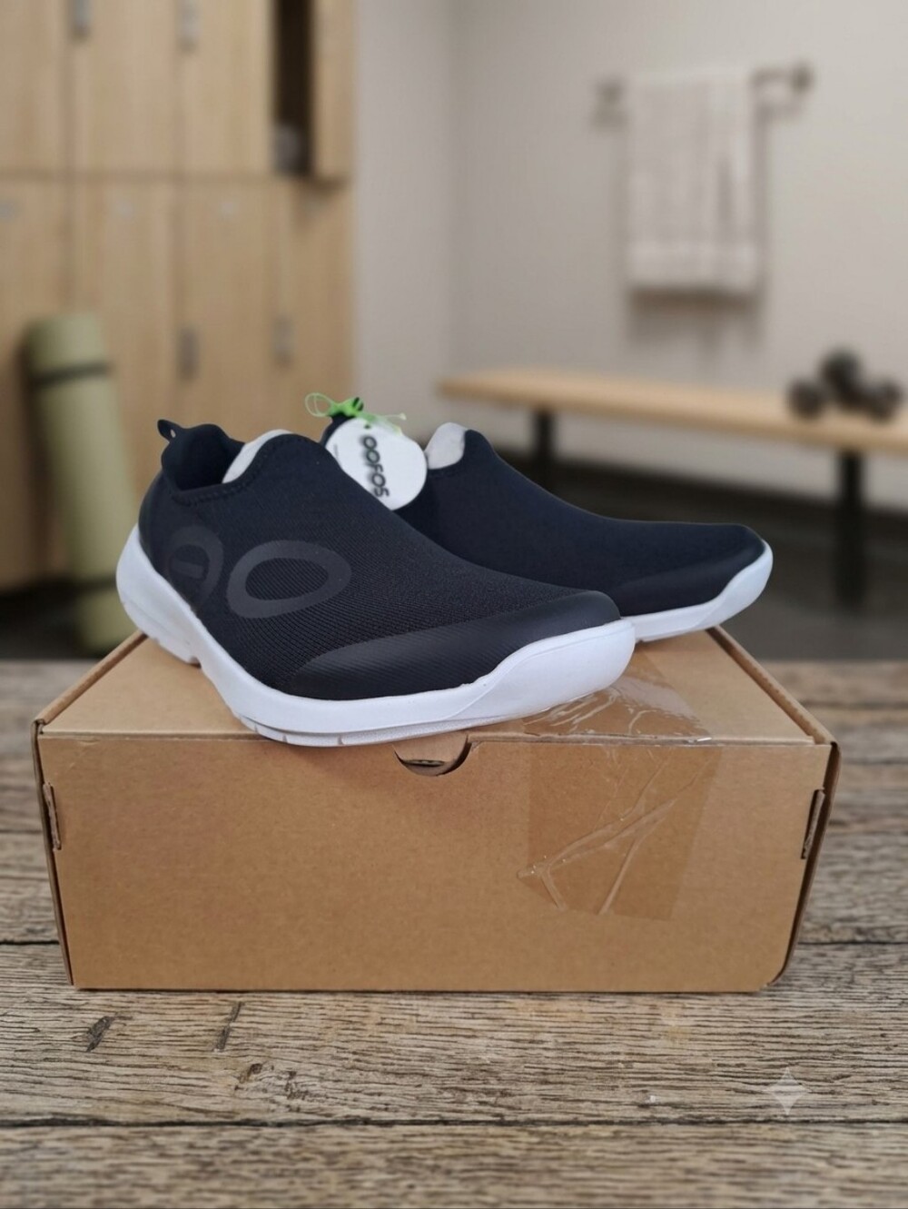 OOFOS Sport Recovery Shoes Black White Slip-On Sneakers Size 9 NIB New